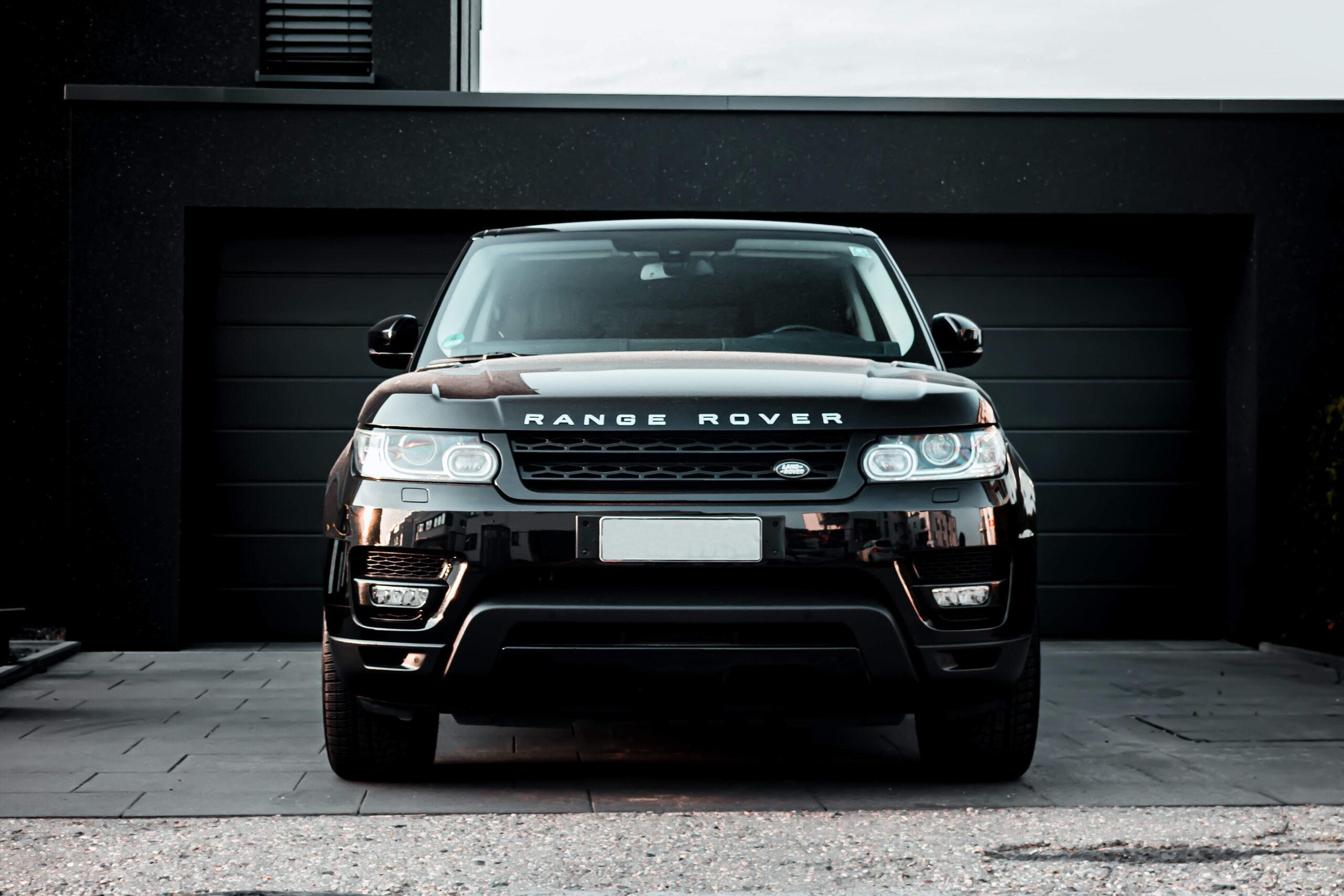 You are currently viewing New Teaser for the Range Rover Sport SV Set to Debut May 31st 